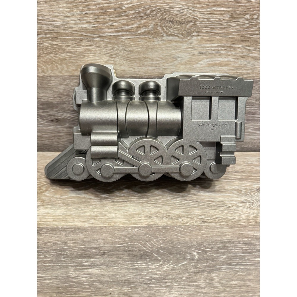Nordic Ware USA Locomotive Train Cake Pan Cast Aluminium Baking Mold 9 Cups
